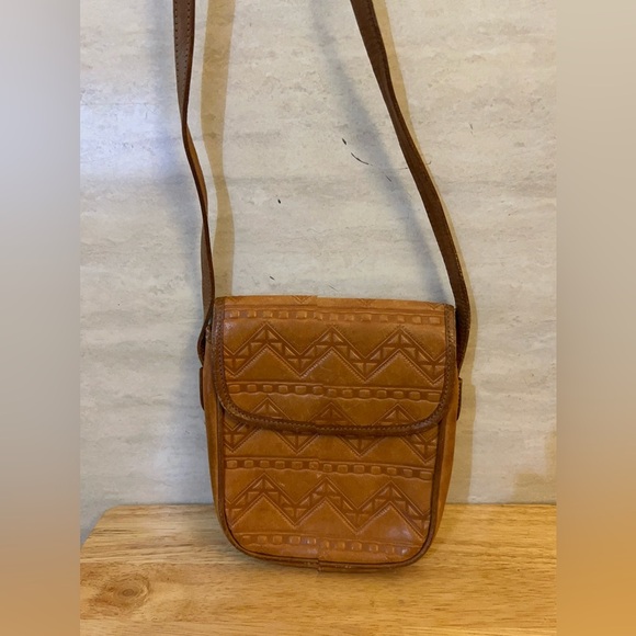 Unisa Handbags - Unisa Vintage Uruguay
Emboss Brown 100% Genuine Leather Crossbody Bag